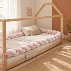 Tresse de lit 3 brins blanche & rose sur un lit cabane en bois