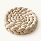 Tresse de lit 3 brins beige enroulée, sur fond clair