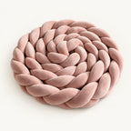 Tresse de lit 3 brins caramel enroulée, sur fond clair