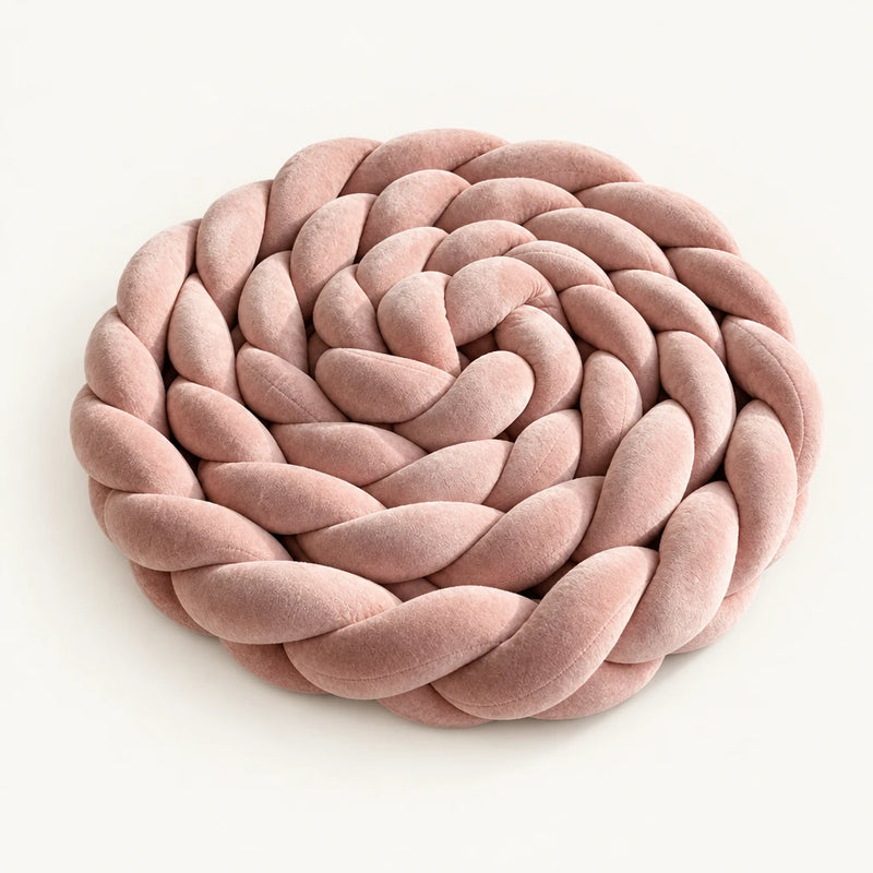 Tresse de lit 3 brins caramel enroulée, sur fond clair