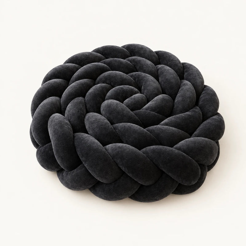 Tresse de lit 3 brins noir enroulée, sur fond clair