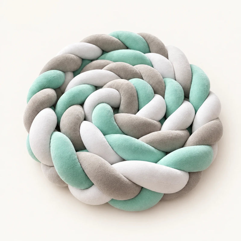 Tresse de lit 3 brins tricolore menthe à l’eau enroulée, sur fond clair