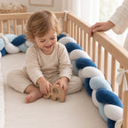 Enfant de 18 mois qui joue dans son lit habillé de la tresse de lit 3 brins tricolore petit matelot