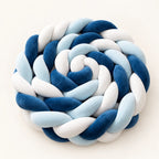 Tresse de lit 3 brins tricolore petit matelot enroulée, sur fond clair