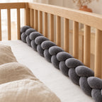 Gros plan sur le tressage de la tresse de lit à 4 brins gris foncé, le long des barreaux