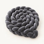 Tresse de lit à 4 brins gris foncé enroulée, sur fond clair