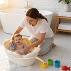 Coussin de baignoire bébé petit compagnon Doudou en situation dans la salle de bain, ambiance cosy