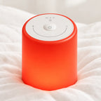 Veilleuse allaitement lumière rouge 670 nm en gros plan sur un drap blanc