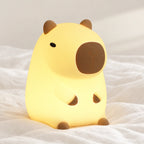 Veilleuse capybara enfant rechargeable en gros plan sur un drap blanc