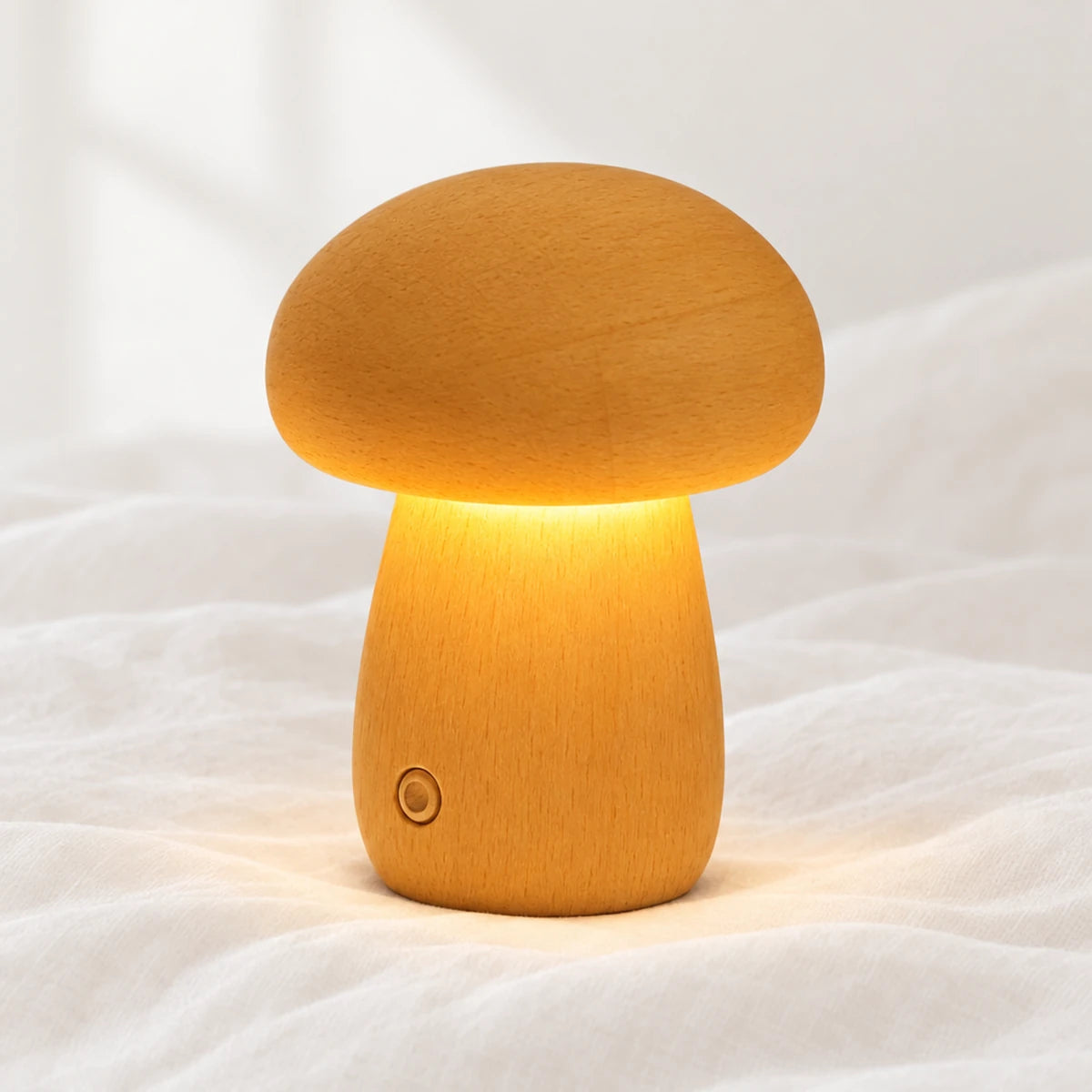 Veilleuse champignon en bois en gros plan sur un drap blanc