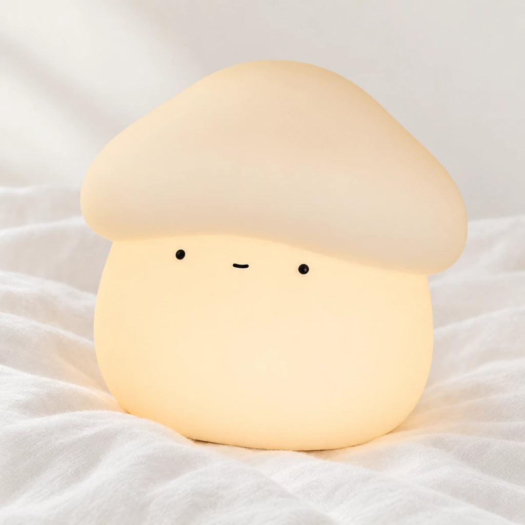 Veilleuse champignon tactile en gros plan sur un drap blanc