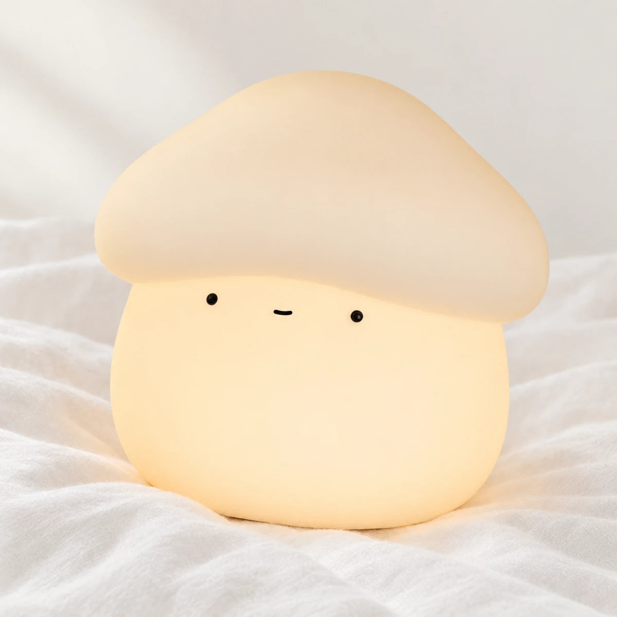 Veilleuse champignon tactile en gros plan sur un drap blanc