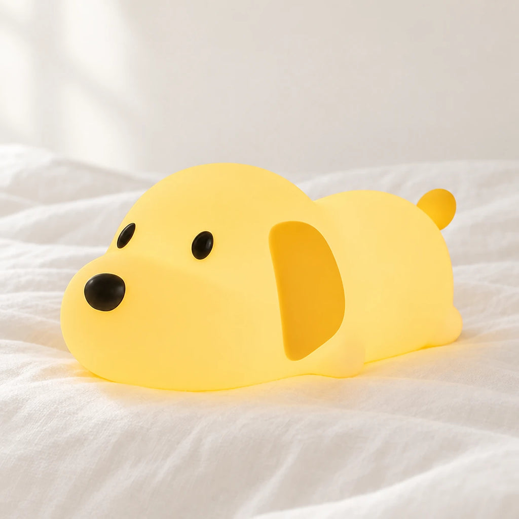 Veilleuse chien bébé en silicone en gros plan sur un drap blanc