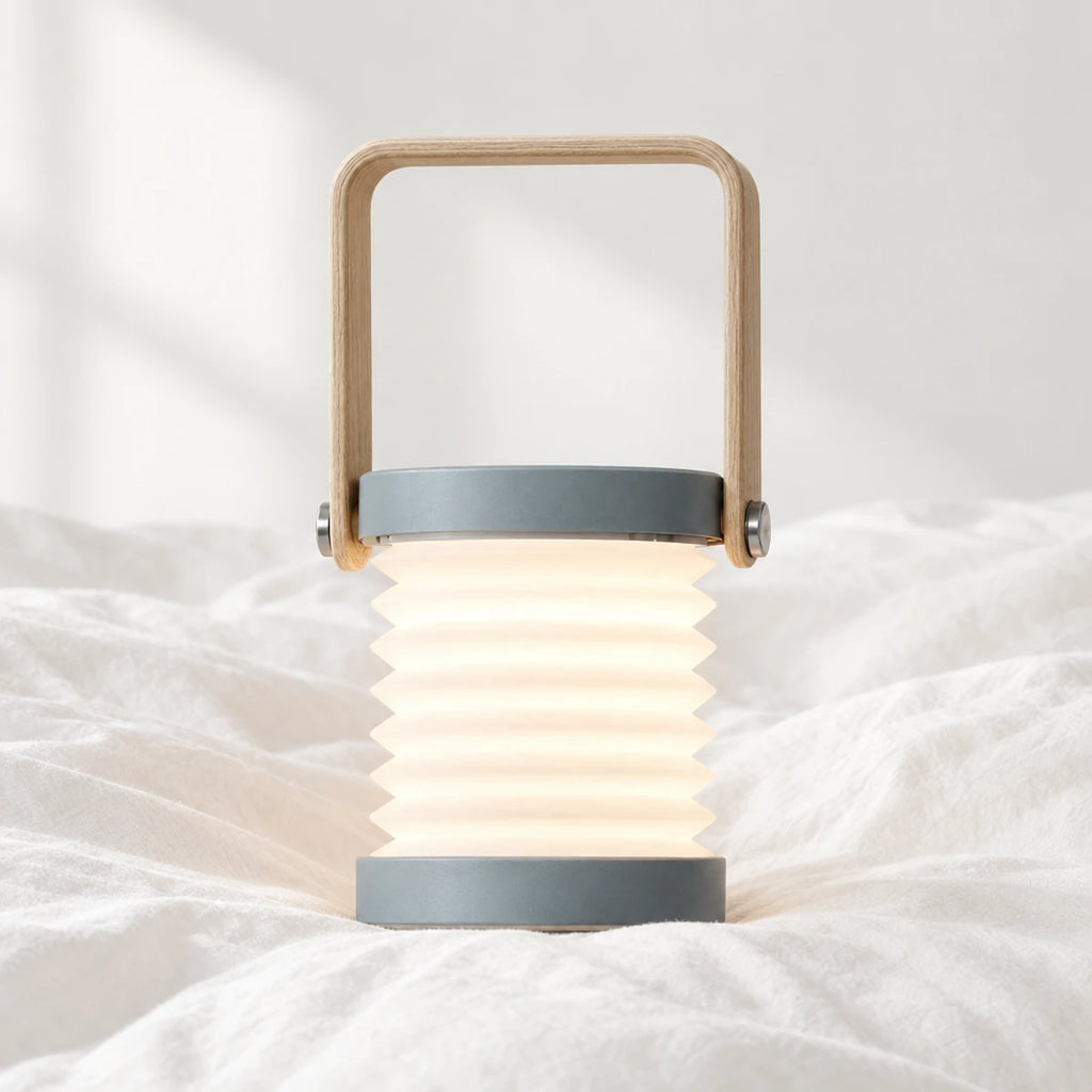 Veilleuse lanterne LED 3 en 1 rechargeable en gros plan sur un drap blanc