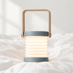 Veilleuse lanterne LED 3 en 1 rechargeable en gros plan sur un drap blanc