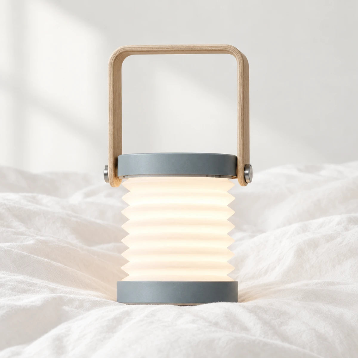 Veilleuse lanterne LED 3 en 1 rechargeable en gros plan sur un drap blanc