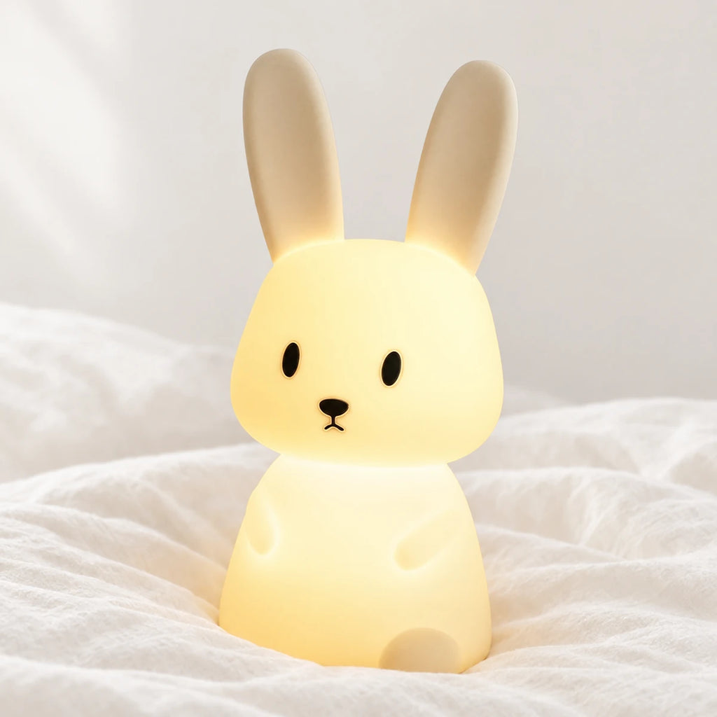 Veilleuse lapin enfant tactile en gros plan sur un drap blanc