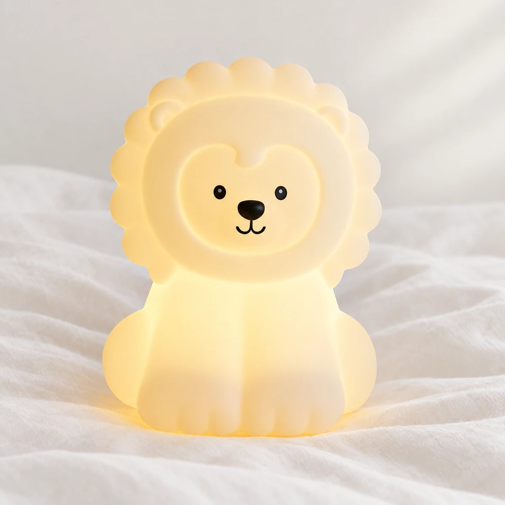 Veilleuse lion enfant avec télécommande en gros plan sur un drap blanc