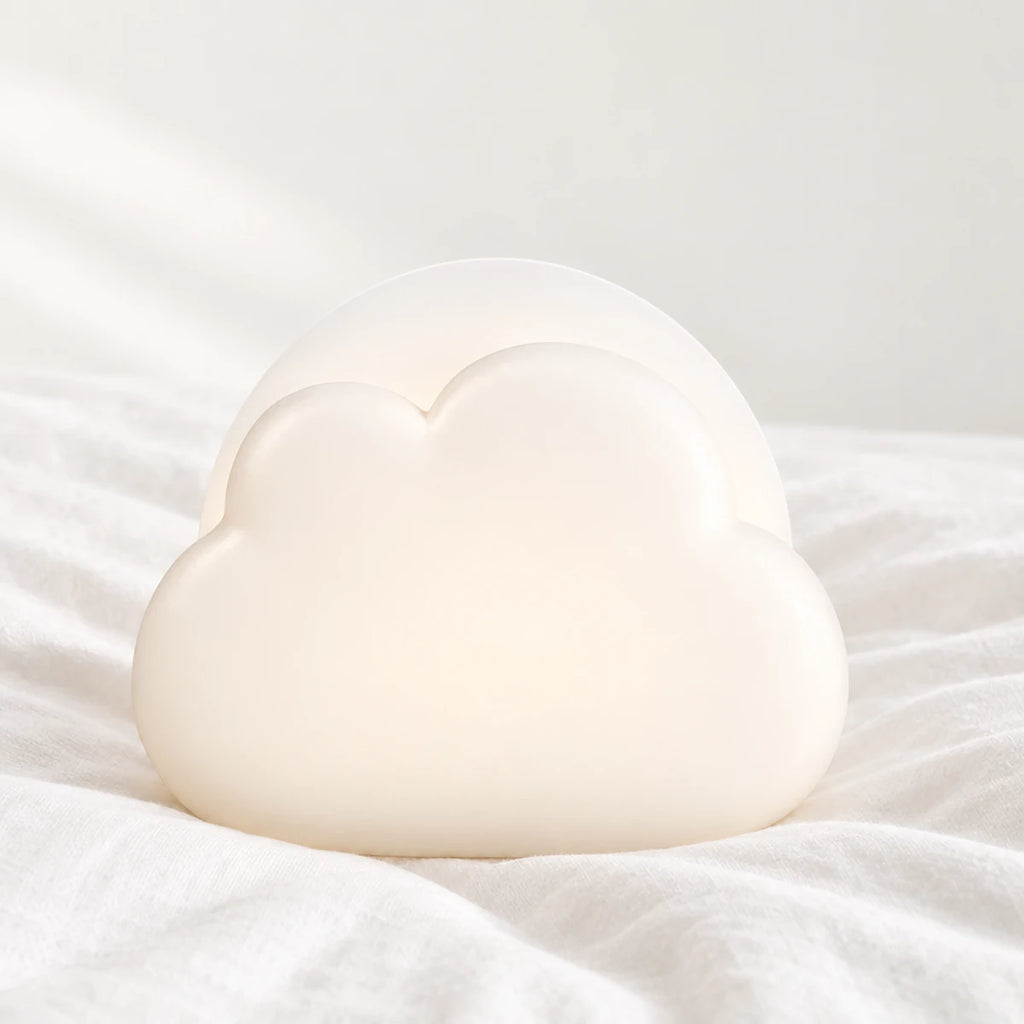 Veilleuse nuage mini en gros plan sur un drap blanc