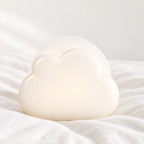 Veilleuse nuage mini en gros plan sur un drap blanc