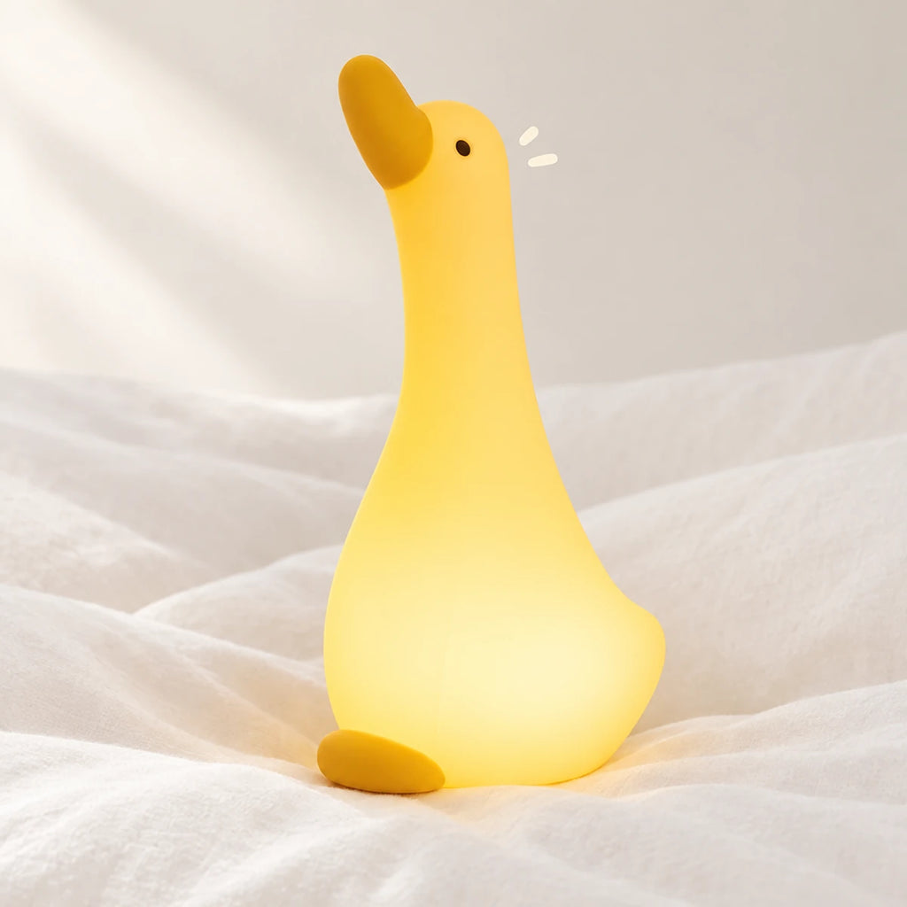 Veilleuse oie en silicone en gros plan sur un drap blanc