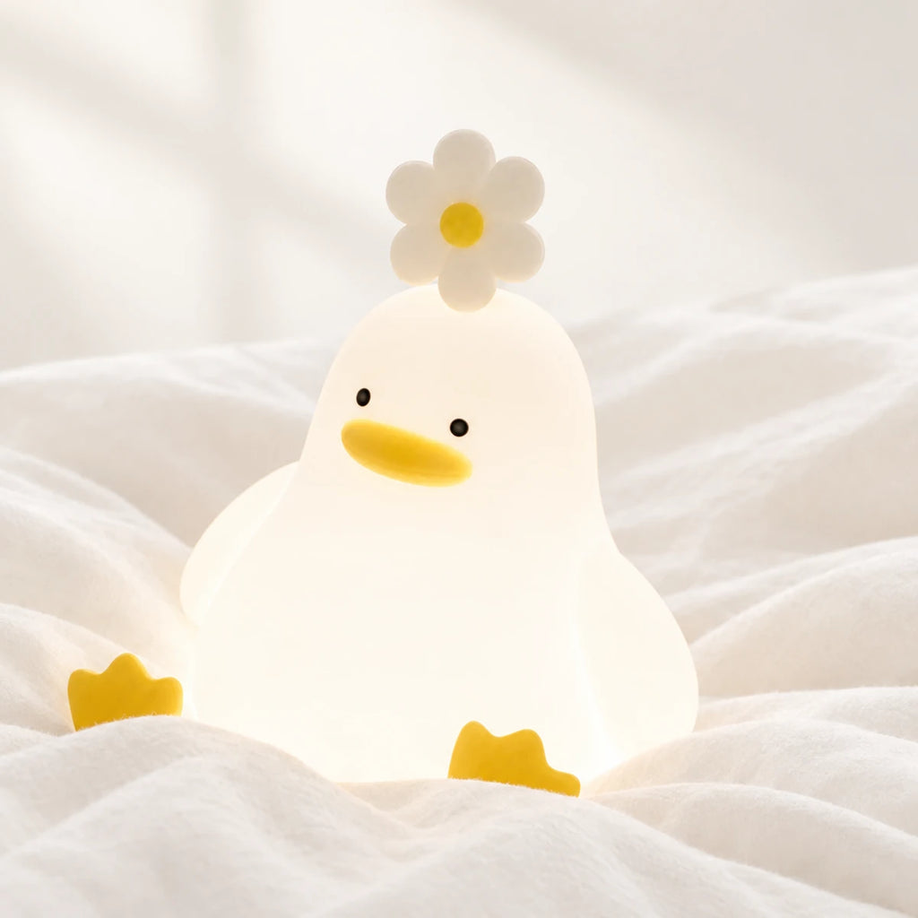 Veilleuse poussin bébé en gros plan sur un drap blanc