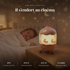 Veilleuse projection bébé lapin musicale qui éclaire doucement la chambre pendant que l’enfant dort